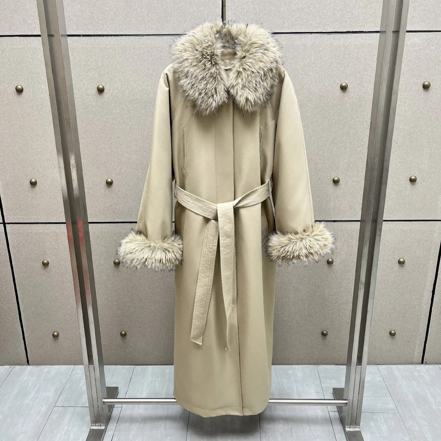 2026 Women's Luxury Detachable Fur Collar Trench Coat Long Padded Windbreaker with Belt Winter Warm Quilted Lining Overcoat
