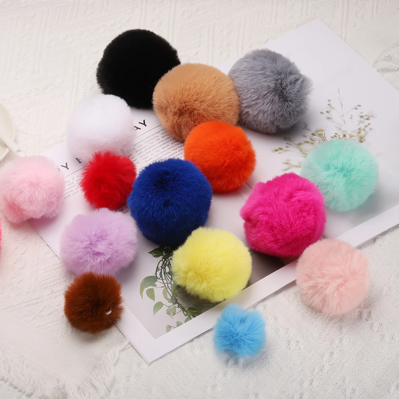 10 pz Pelliccia Sintetica Pom Pom Palline Soffici Morbide Pelliccia Sintetica Pompon per Cappelli con Anello Elastico per Cappelli Lavorati a Maglia Fai da Te Accessori da 3,5 Pollici
