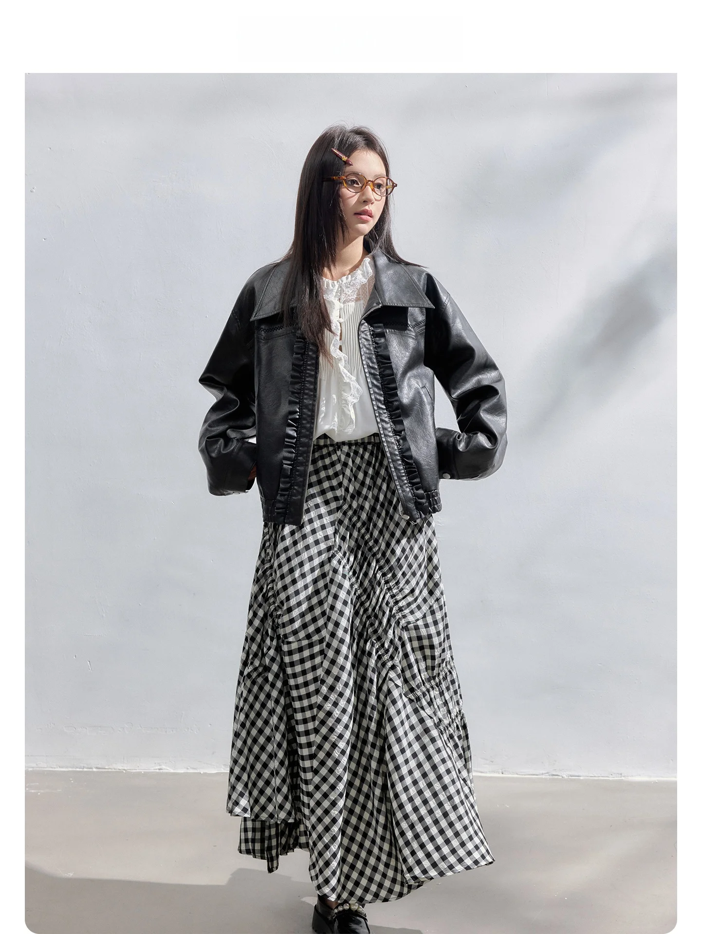 

Комплект Mimius: винтажная кожаная куртка из плотной кожи с деревянными пуговицами и свободная клетчатая юбка. Женский модный комплект для осени и весны.