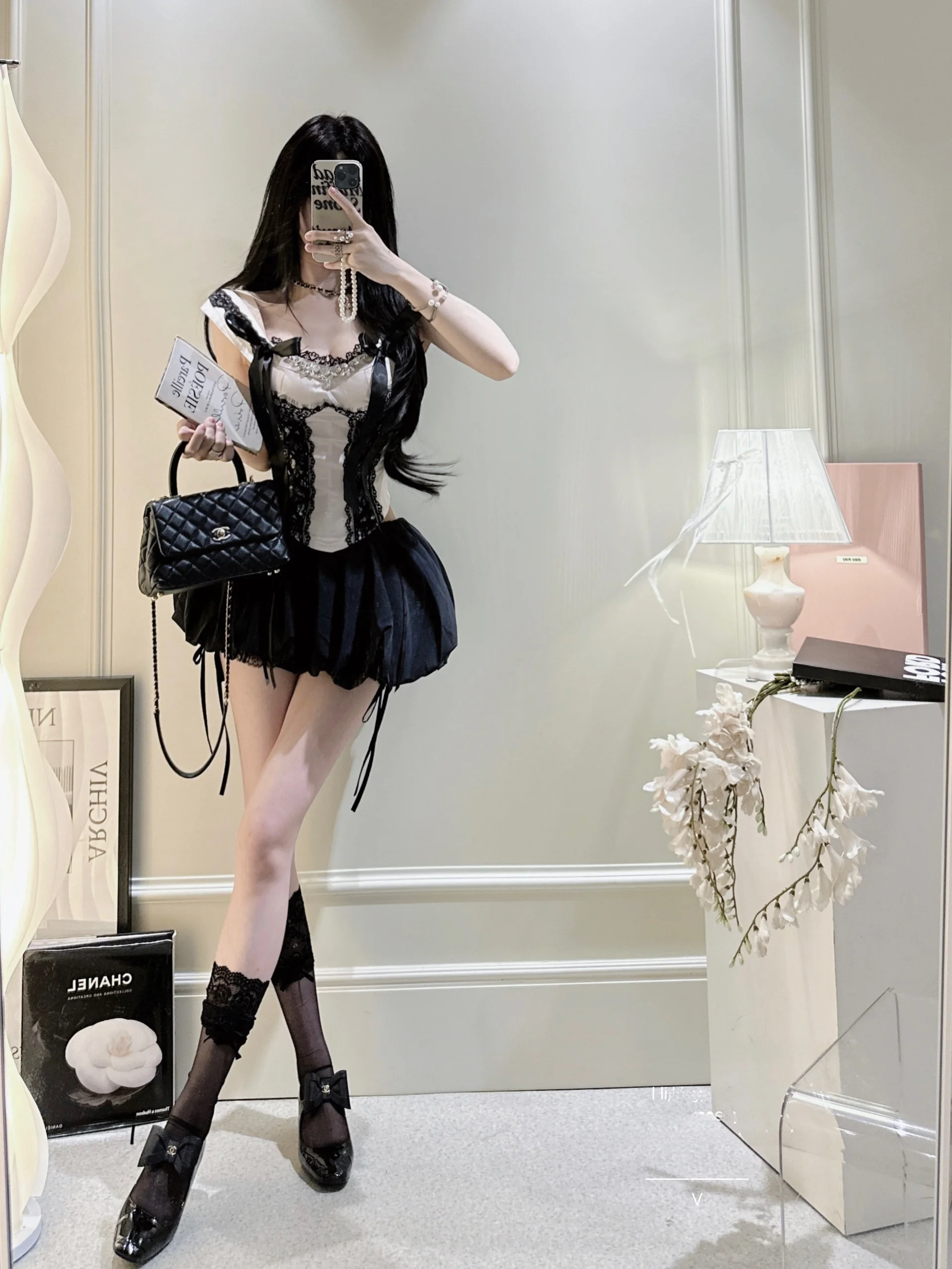 

Комплект женской одежды Alice's Kiss: кружевное платье с завязками на талии, приталенное, с пышной юбкой, коротким рукавом, круглым вырезом и молнией