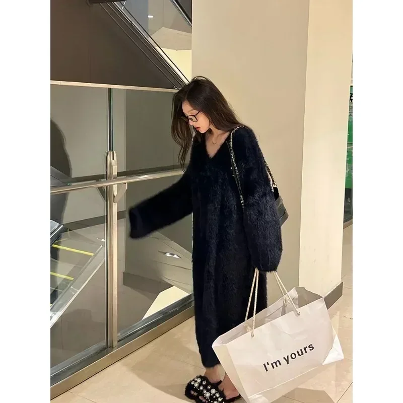 ชุดผู้หญิงหนาการเข้ารหัสลมขี้เกียจยาว V คอกระโปรง Anti-Mink กํามะหยี่หลวม Slim กระโปรงยาวฤดูหนาวสูงยืด