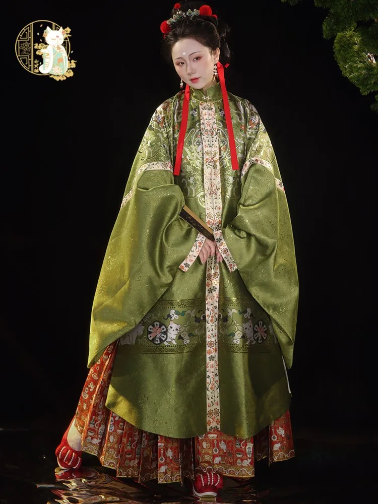 

Длинный женский комплект Hanfu с вертикальным воротником и золотистой юбкой с отверстием спереди.