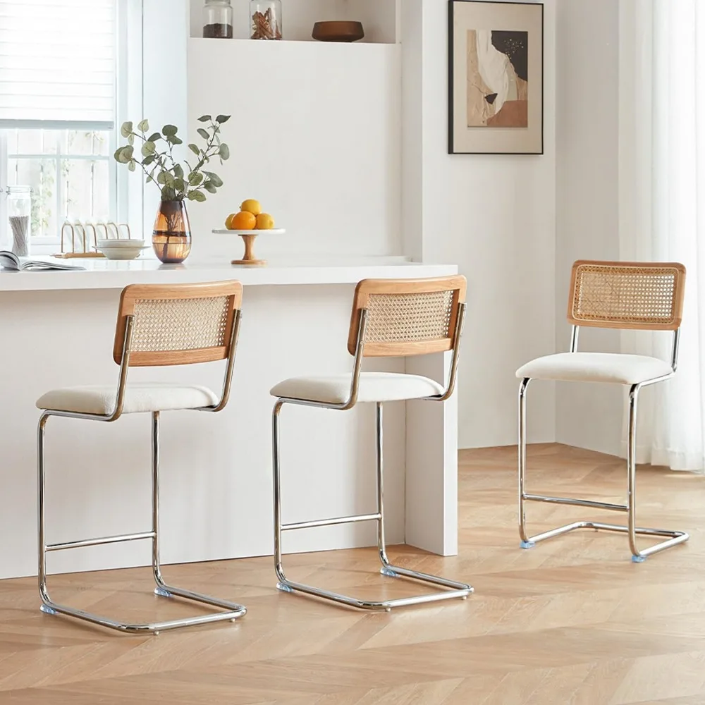 Set di 3 sgabelli da bancone in rattan naturale con schienale in legno massello, sgabelli da bar Cesca moderni della metà del secolo da 24 pollici, rivestimento bianco