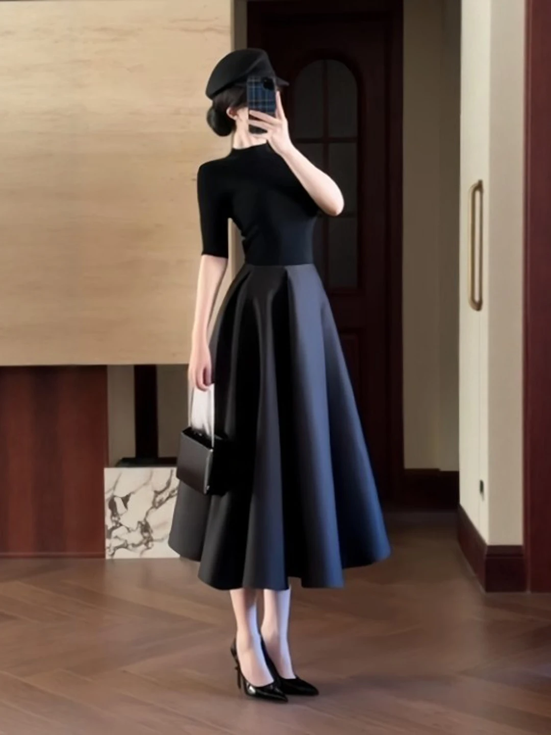 

Комплект из двух предметов Ele Faion: топ и юбка миди. Удобная весенняя коллекция женской одежды. Универсальный наряд.