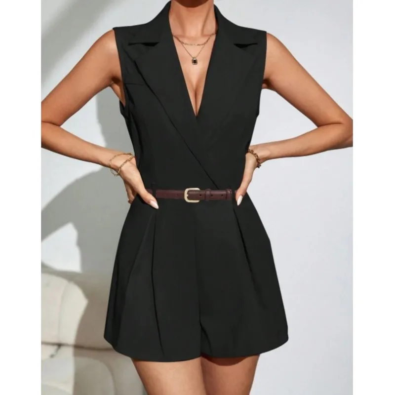 Elegancki damski kombinezon bez rękawów na lato z klapami w szpic, dekoltem w serek, paskiem i szortami, kombinezon z temperamentem do pracy.