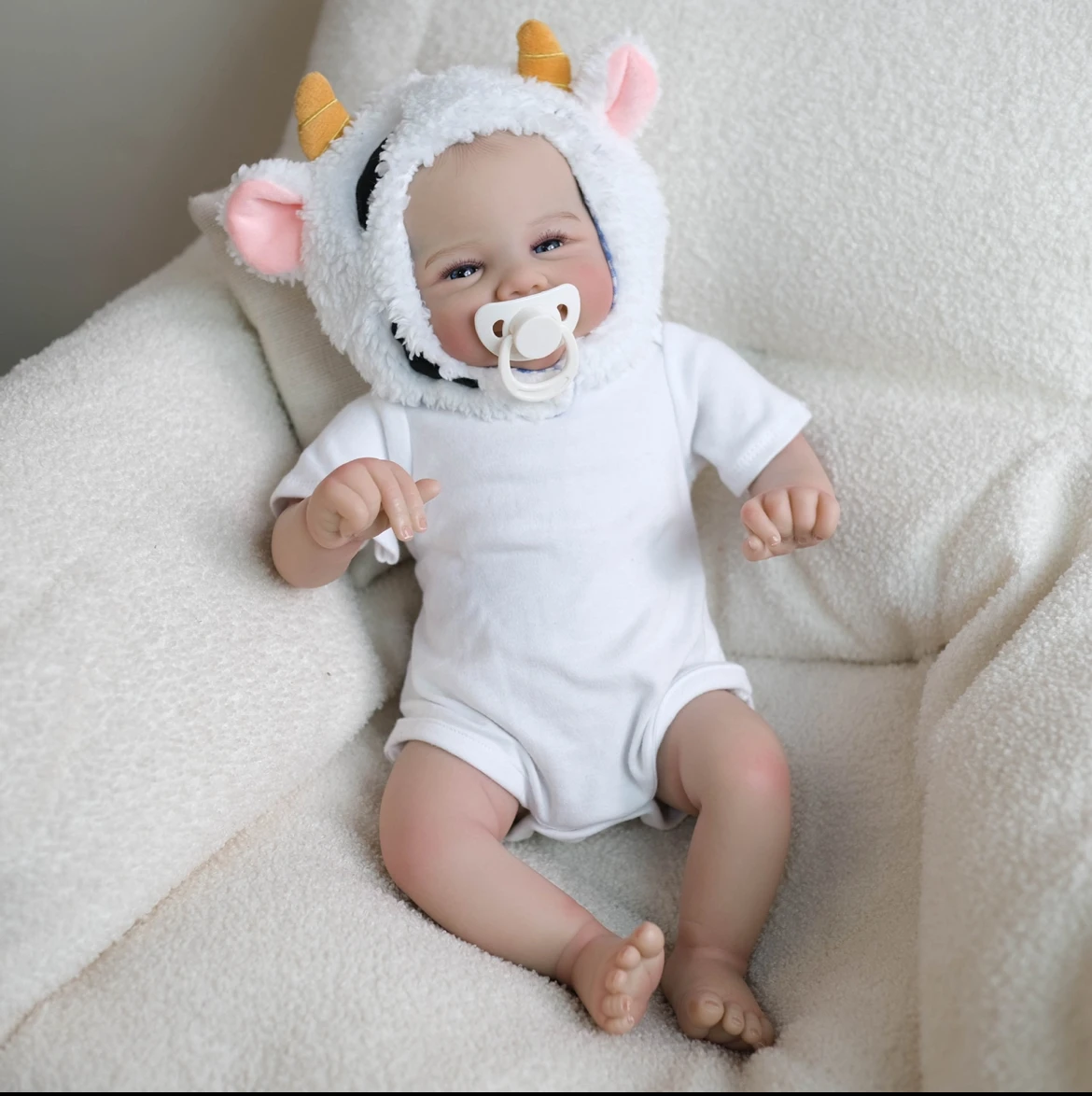 Affascinante bambola rinata da 19 pollici: simpatico cappello da mucca, morbida pelle in vinile, vene visibili dipinte a mano, simpatico compagno per bambini