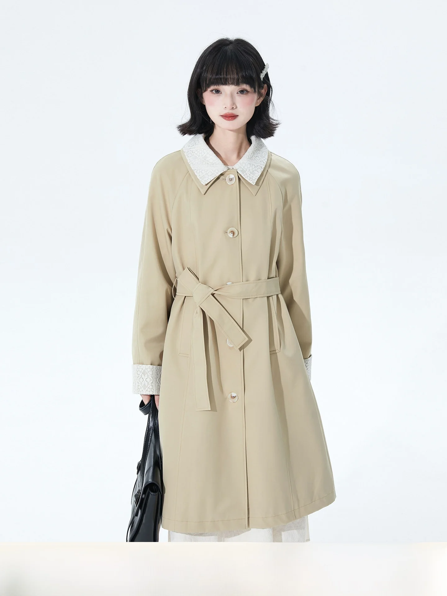 

Длинная ветровка с двойным воротником и кружевными вставками, оригинальный дизайн, эффект глубокого объема, двойной крой, стильный крой, приталенный силуэт.