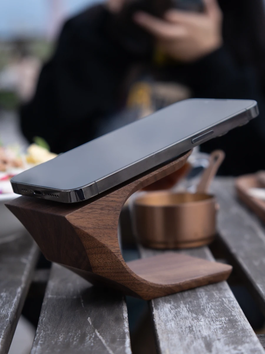 Magsafe solid wood magnetic suction Apple mobile phone holder Huawei Xiaomi OPPO and other general mobile phone holders