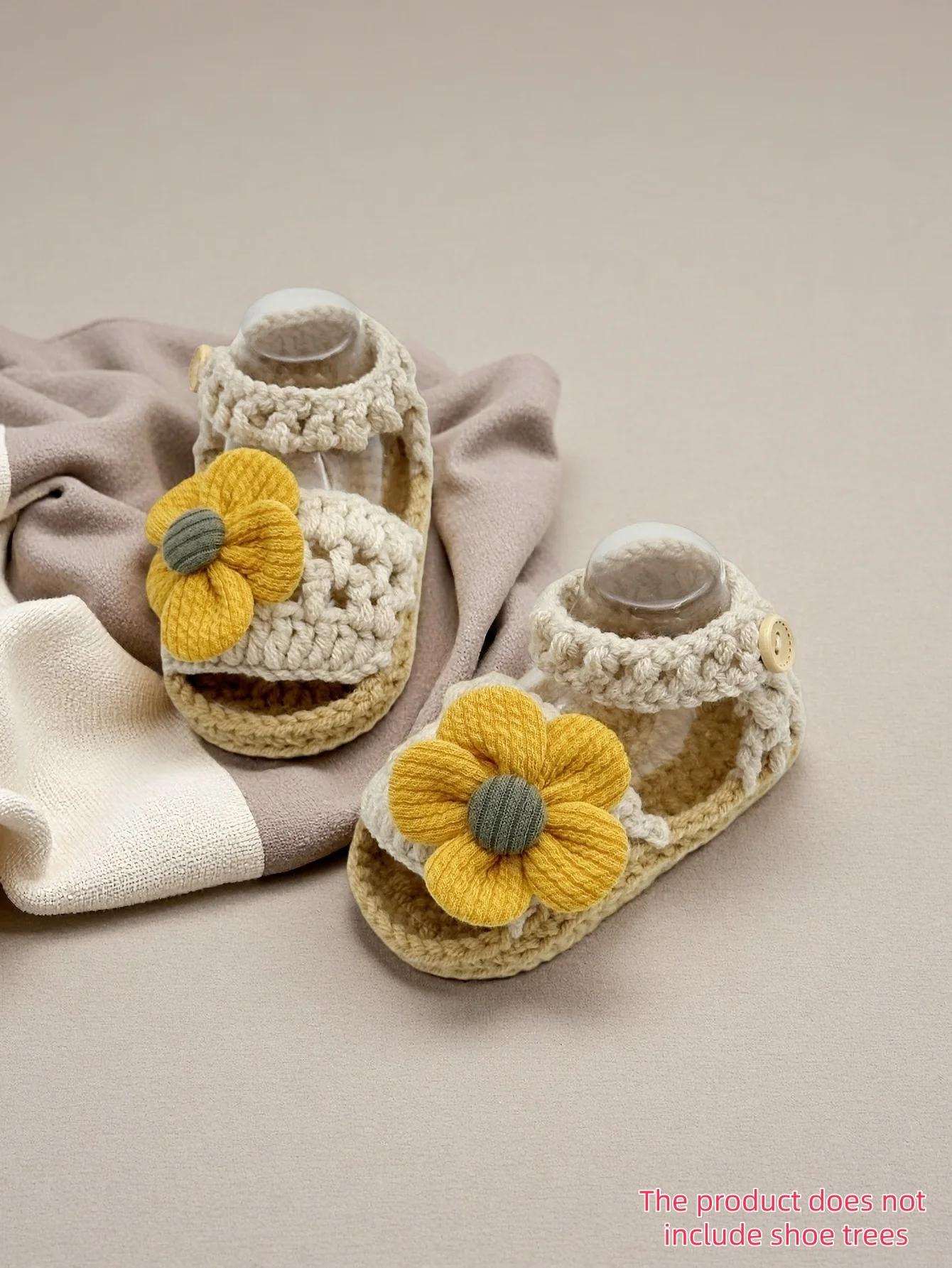 زوج واحد من صنادل الأطفال المصنوعة يدويًا من الكروشيه مع زهرة صفراء، أحذية بيج متماسكة مع زر إغلاق، أحذية ناعمة لحديثي الولادة #1