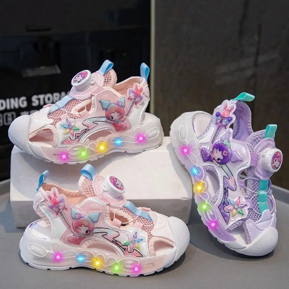 

Новые спортивные сандалии для девочек Sanrio Kuromi, летняя повседневная обувь с героями мультфильмов, сандалии со светодиодной подсветкой, пляжная обувь, светящиеся кроссовки, детские подарки