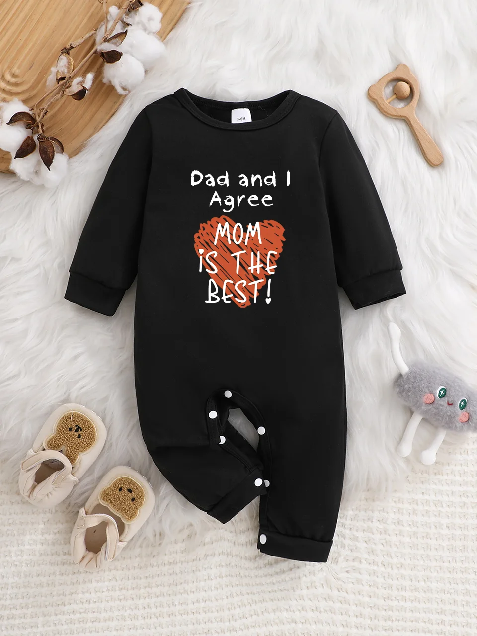 Ein langärmeliger Baby-Strampler mit interessanten Buchstaben-Prints. Es verfügt über ein Knopfverschluss-Design für einfaches An- und Ausziehen.
