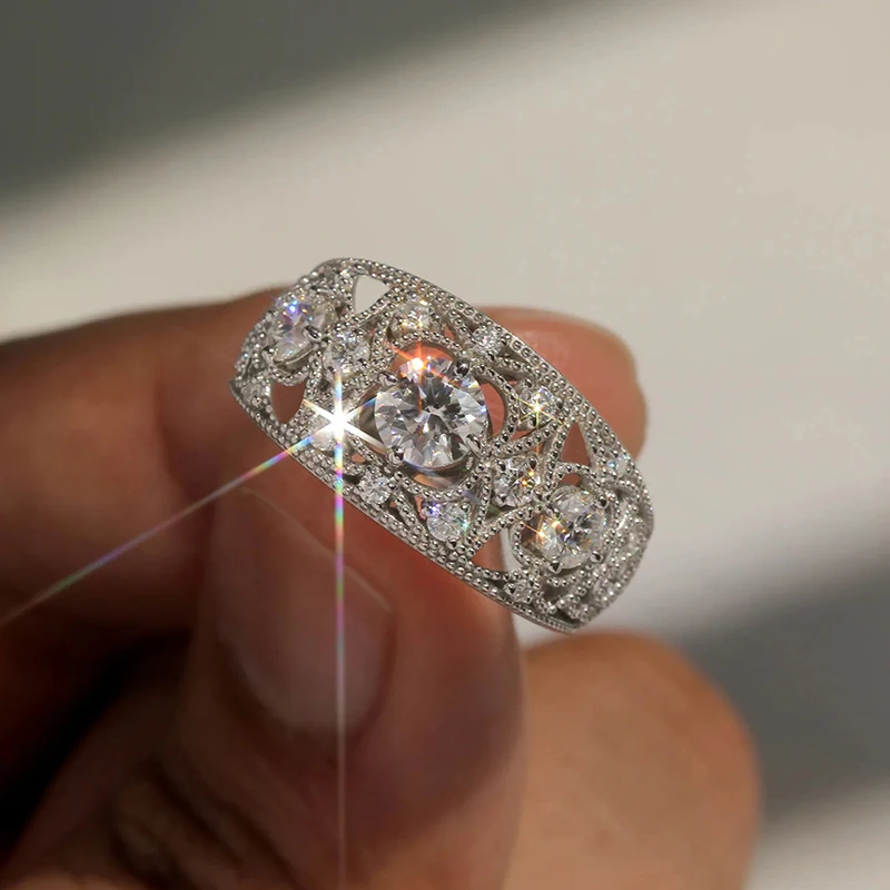 Huitan funkelnde Kristall ringe für Frauen voll mit Zirkonia aushöhlen gestaltete trend ige weibliche Accessoires Hochzeits schmuck