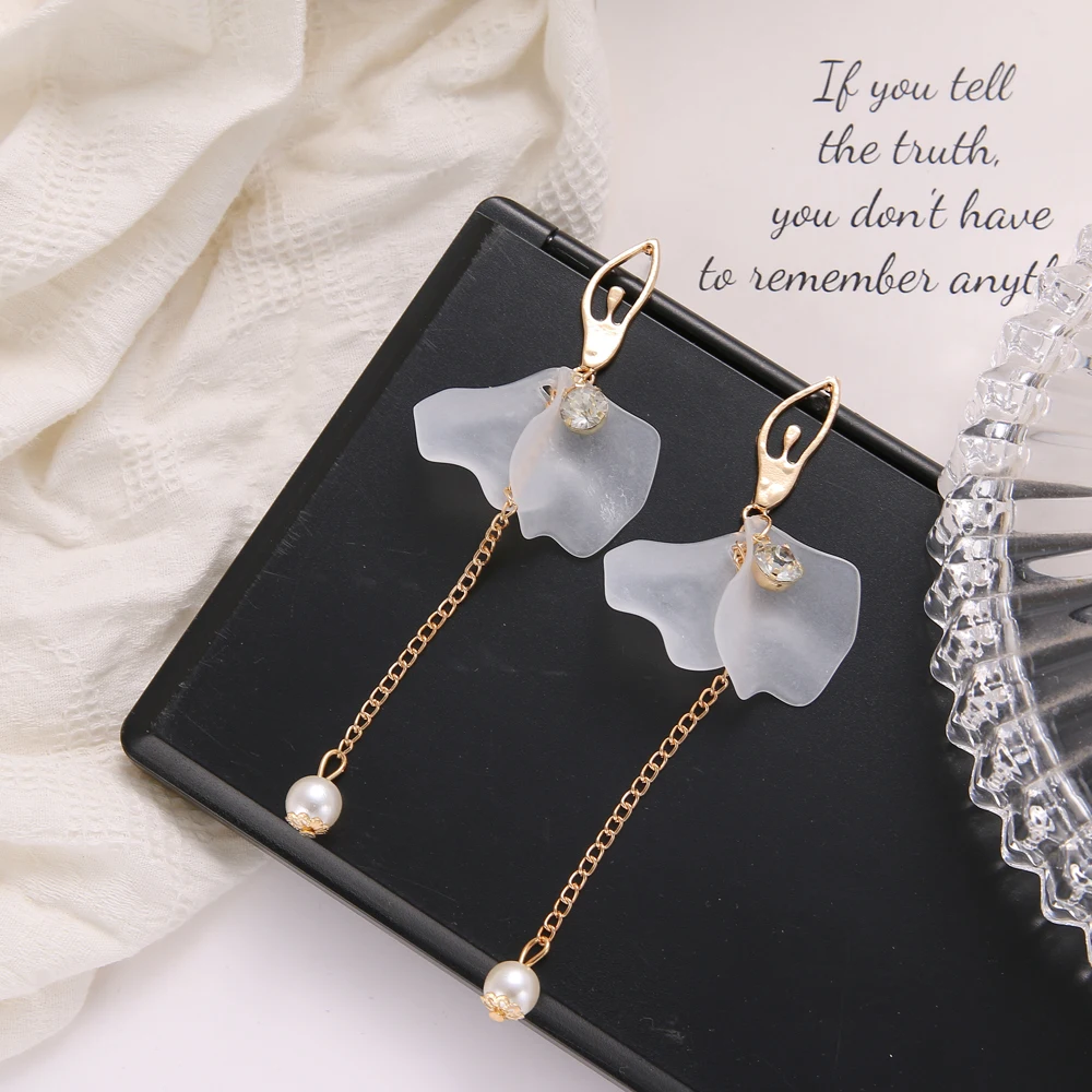 2021 Fashion Trend White Acrylic Flower Drop Earrings Female Acrylic Alloy Tassel Chain Pendant Earrings Korean Wedding Earrings image 6