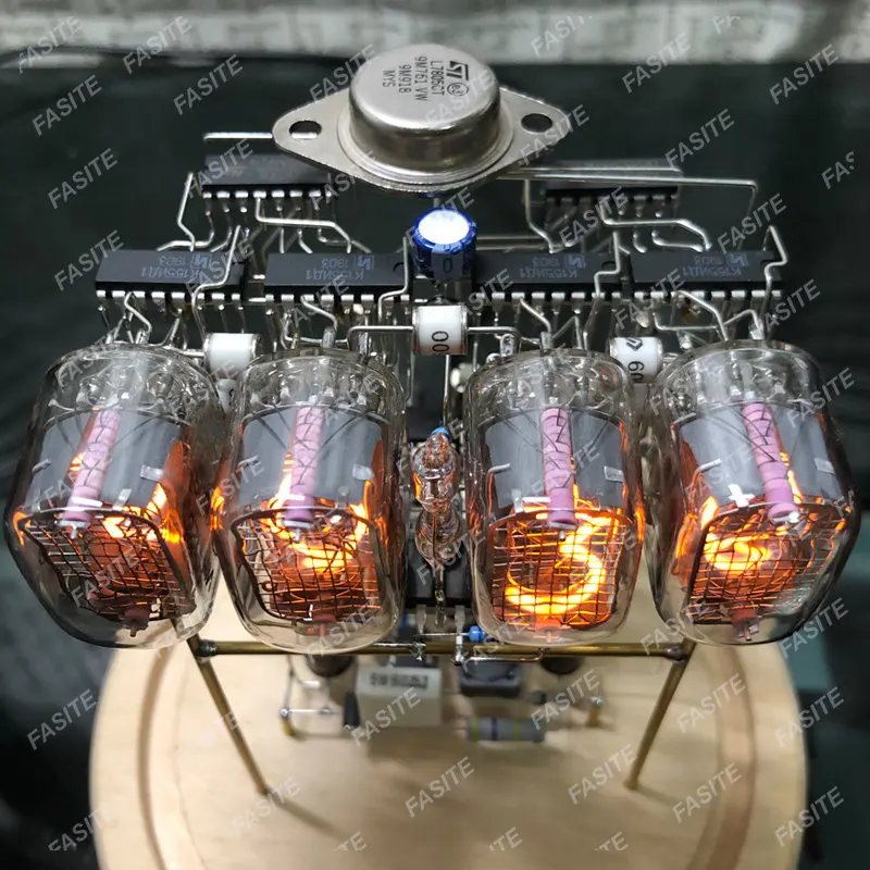 In12 Nixie Tube Clock Cyberpunk Retro Desktop Vacuum-tube Clocks Glass Creative DIY Glow Tube Clock Nostalgiczny ręcznie robiony prezent