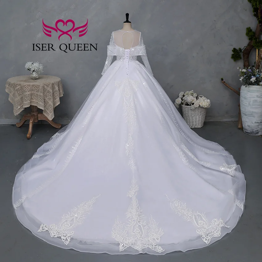 カスタマイズされたオフショルダー長袖夜会服プリンセスウェディングドレス 2025 新しいかわいいレースのアップリケ光沢のあるブライダルドレス WX0468