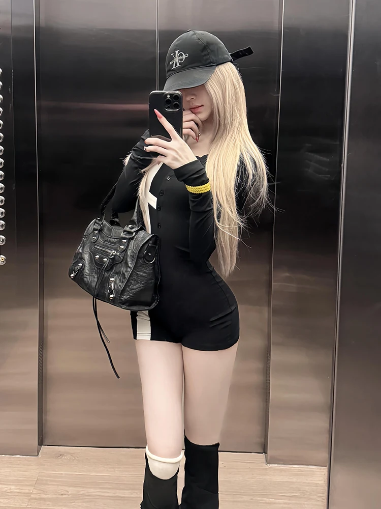 ชุดรอมเปอร์ผู้หญิงลายพิมพ์ไขว้สไตล์เรโทรกอธิก แขนยาว คอวี ติดกระดุม ชุดบอดี้สูทขาสั้น จั๊มพ์สูท สไตล์ดาร์กพังก์