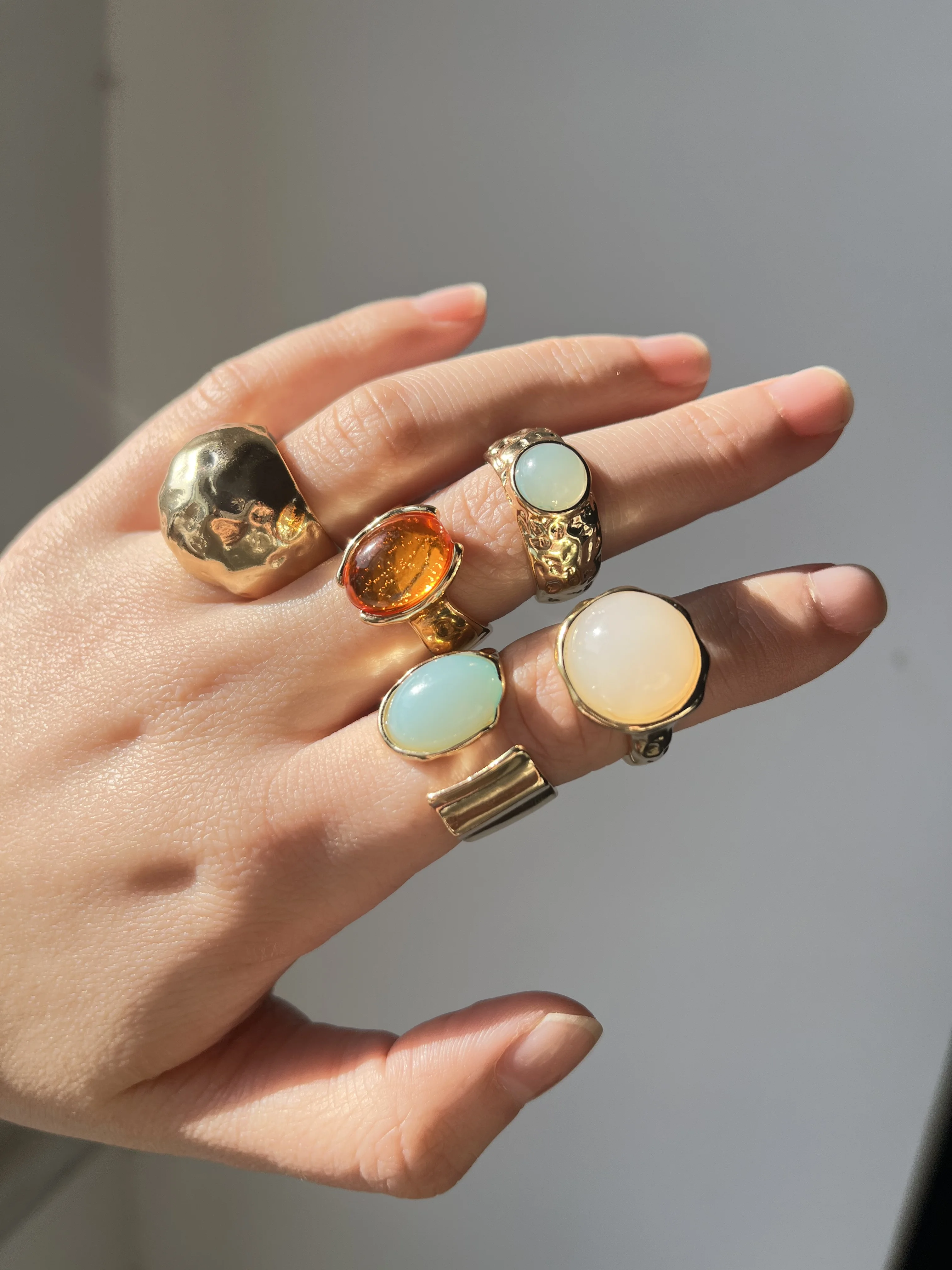 مجموعة مكونة من 5 قطع من خواتم الأكريليك الذهبية الزرقاء والفضية والمجوهرات النسائية العصرية القابلة للتكديس اليومي على الطراز المفتوح غير النظامية INS