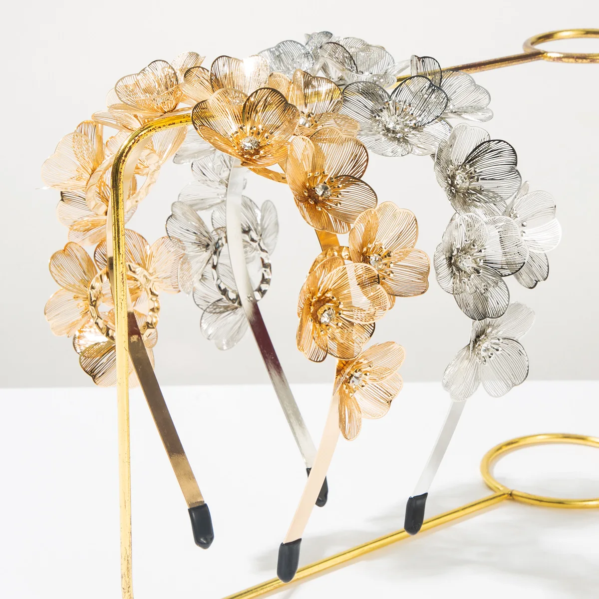 New Floral Hairband With A Metallic Feel Featuring Ginkgo Leaves And Diamond-Encrusted Flowers For A Dance Party 462