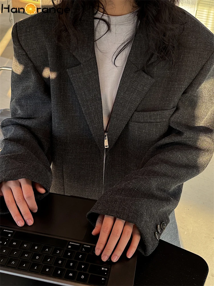 HanOrange 2026 Early Spring Fashion Deep Collar Shoulder Pads Split Line Zipper Blazer Women Temperament Short Coat Black Gray