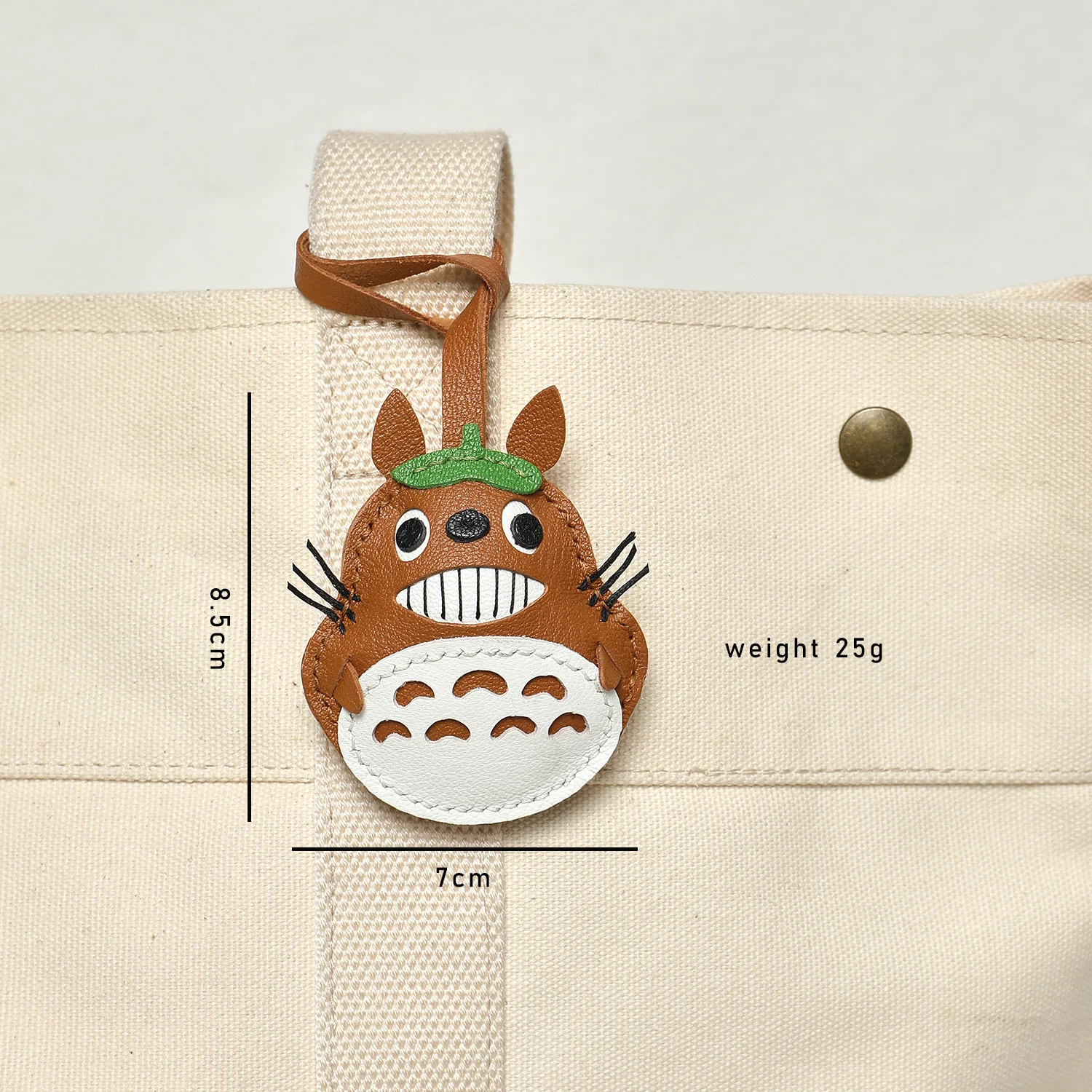Handgefertigter Leder-Geister-Taschenanhänger mit lustigen großen Augen – weicher Hängegurt als Accessoire für Canvas-Tragetaschen, Handtaschen und Autoschlüssel – Detail 7
