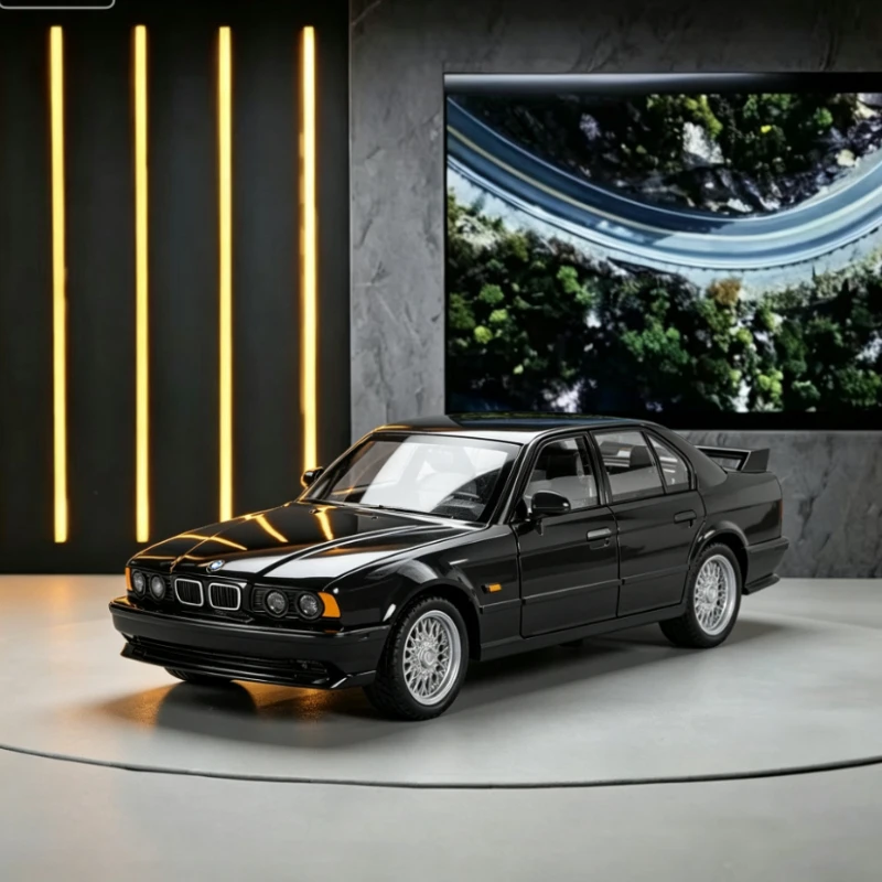 Luxuriöses Desktop-Sammlerstück für Herren, Spielzeugauto im Maßstab 1:24, M5 Sportwagen aus Legierung, mit Rückziehfunktion, Sound und Licht, auffällige Miniatur-Tischdekoration