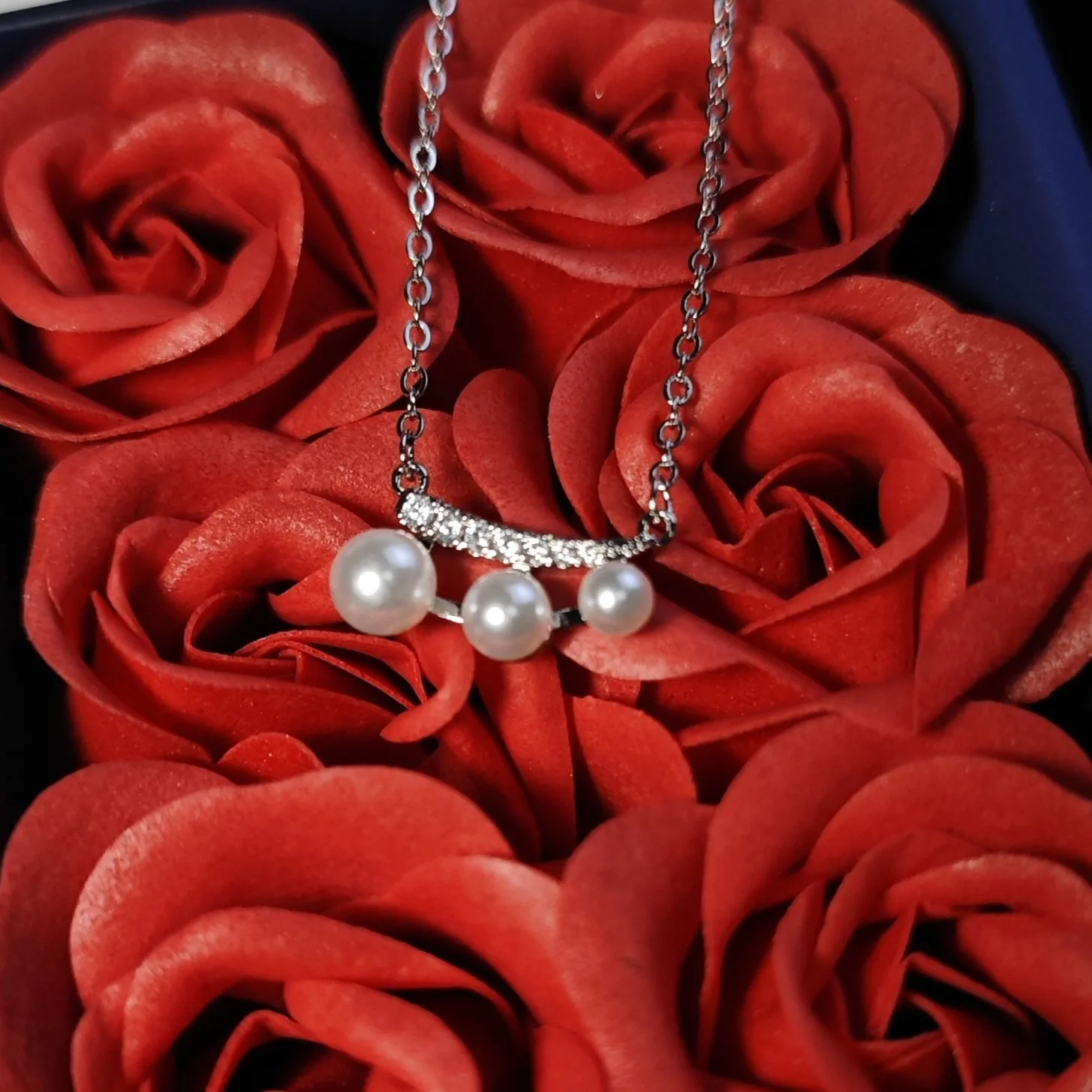 

Retro New Moon Pearl Necklace Women's Light Luxury High-end Balance Wood Pendant Exquisite and Elegant Temperament