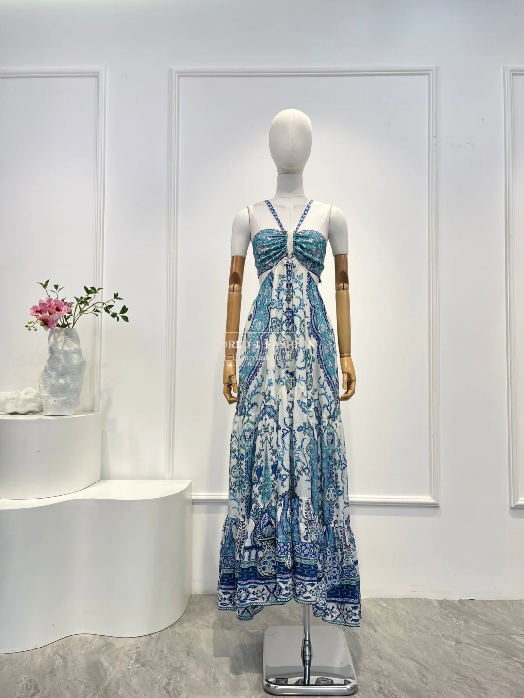 2025 Nuevo vestido midi con cuello halter y cintura recortada sin mangas con estampado floral azul de seda de alta calidad para vacaciones