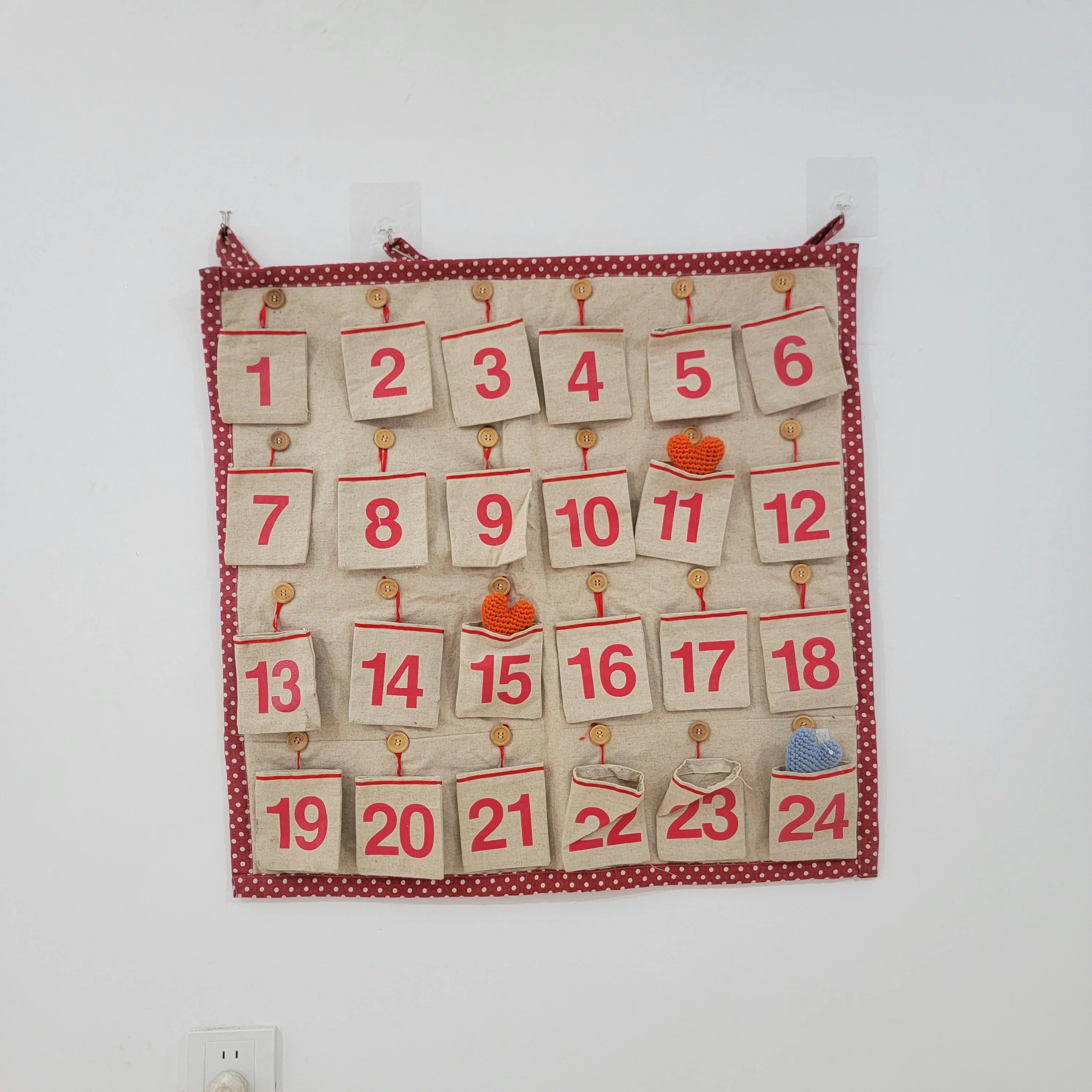 

Festive Christmas Countdown Advent Calendar 24 Days Reusable Fabric Design Decorative Holiday Count down Calendar