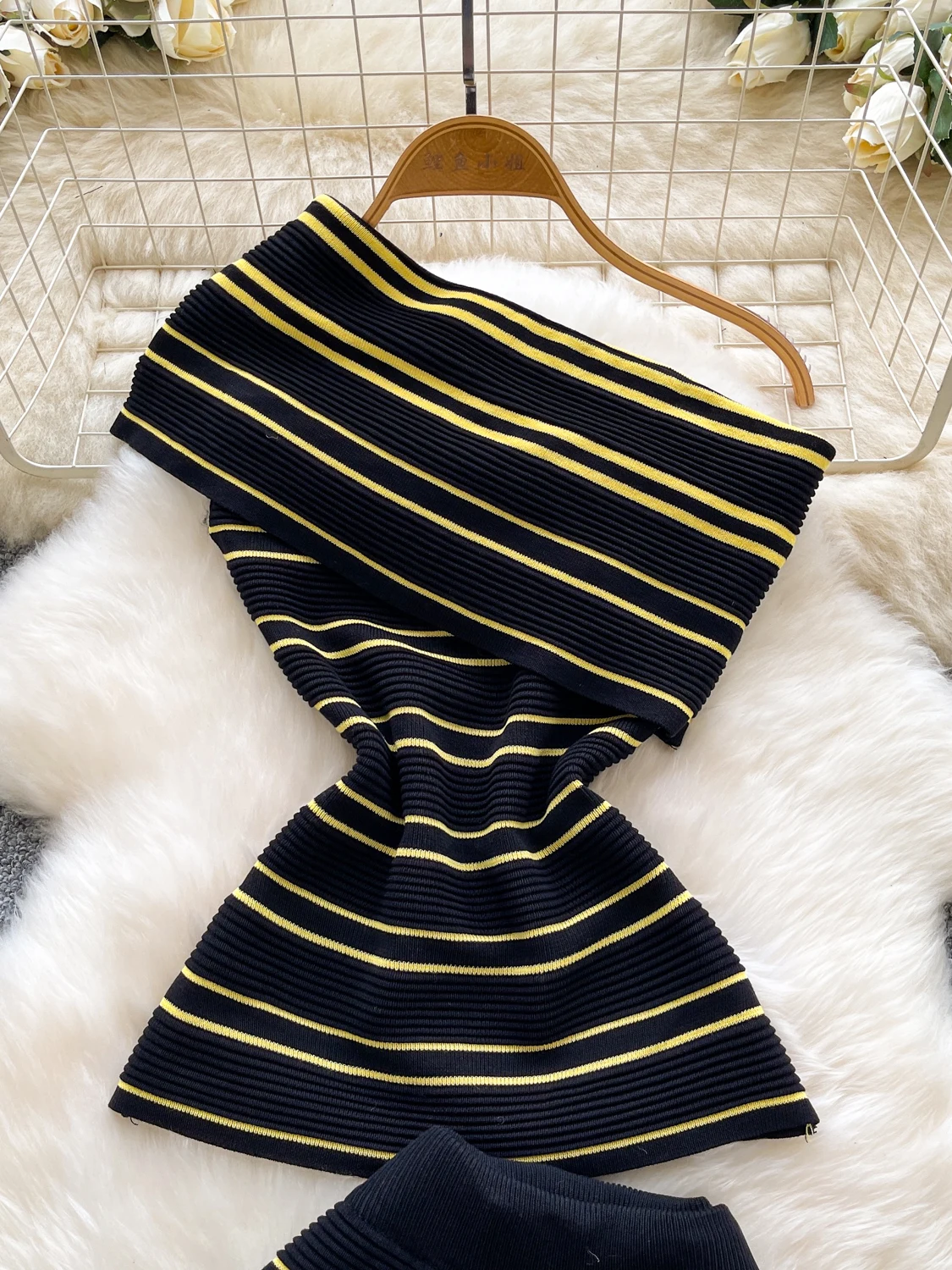 Foamlina женский вязаный комплект из 2 предметов в полоску с узором на одно плечо, майка без рукавов и эластичные пуговицы на талии, мини-юбка-карандаш, костюмы