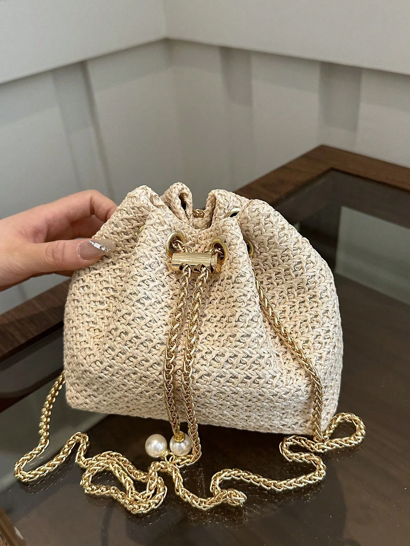 Beige Woven Straw Drawstring Bucket Bag with Pearl Decor Gold Chain Strap, Mini Summer Crossbody Shoulder Purse for Vacation Daily Outfit
