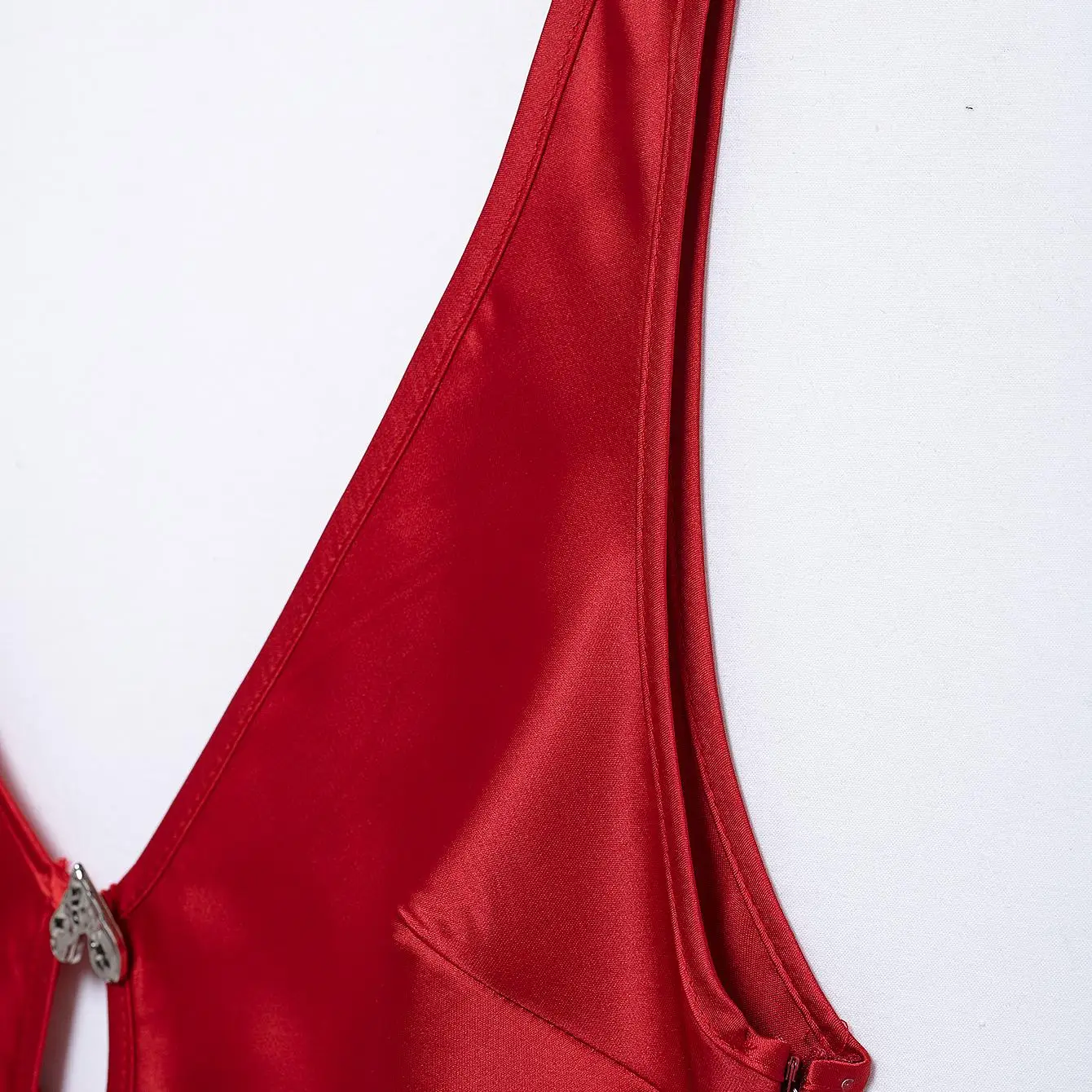 เสื้อผ้าแฟชั่นผู้หญิงคอลเลคชั่นฤดูใบไม้ร่วง JNLEAOG ประดับลายหัวใจ ผ้าซาตินเนื้อนุ่มคล้ายไหม ผลิตจากเส้นใยโพลีเอสเตอร์ ทรงเอวกลาง คอวี สไตล์ลำลอง