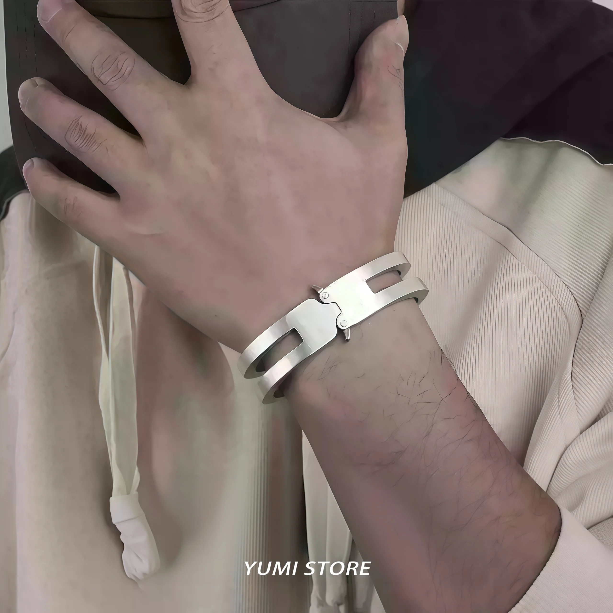 Edelstahl-Armband mit breitem Manschettenverschluss, Unisex, Armreif mit Scharnier, industrielles Statement, Hip-Hop-Punk-Streetwear-Schmuck für Männer und Frauen – Detail 4