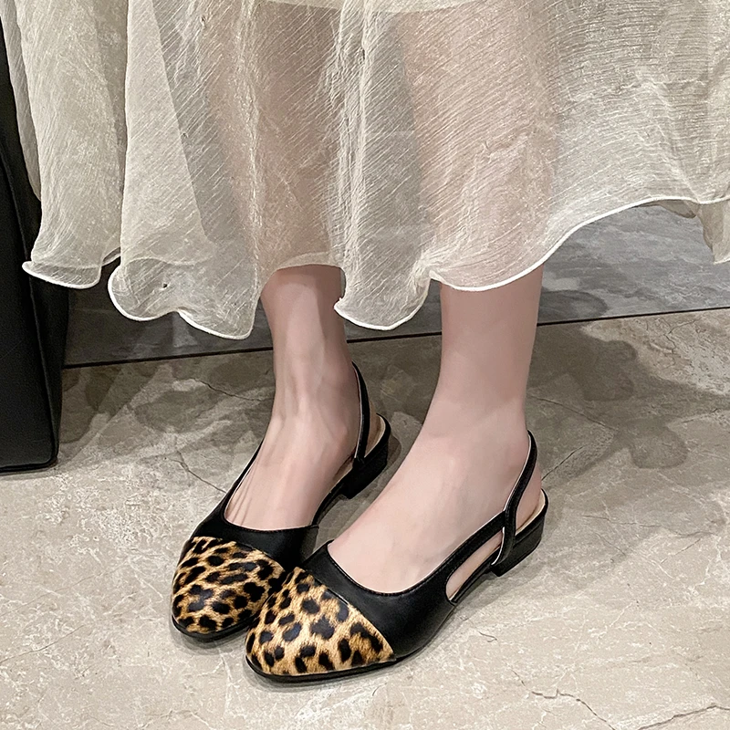 2026 Neue Damen Sexy Leopardenmuster Mode Spitze Zehe Quadratischer Absatz Slip-on Offene Ferse Sandalen Sommer Casual Einkaufs-Sandalen
