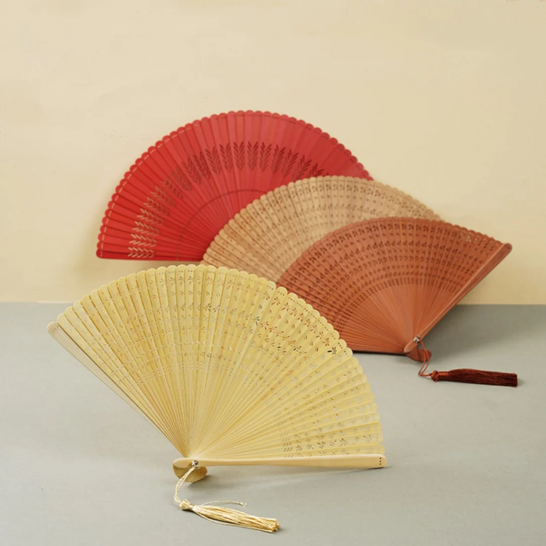 Abanico plegable Retro de bambú para mujer, abanico portátil de bambú tallado hueco para baile, boda, viaje, artesanía, decoración diaria del hogar