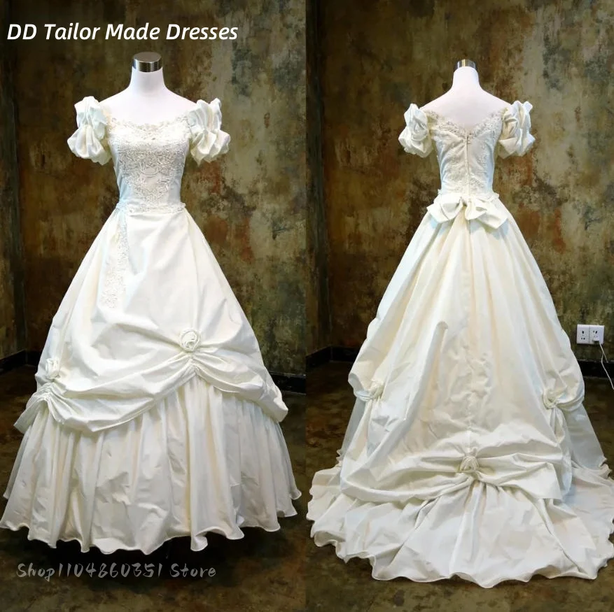 빈티지 빅토리아풍 버슬 웨딩드레스 주름 장식 짧은 소매 흰색 신부 드레스 레이스 아플리케 꽃 리본 맞춤 제작