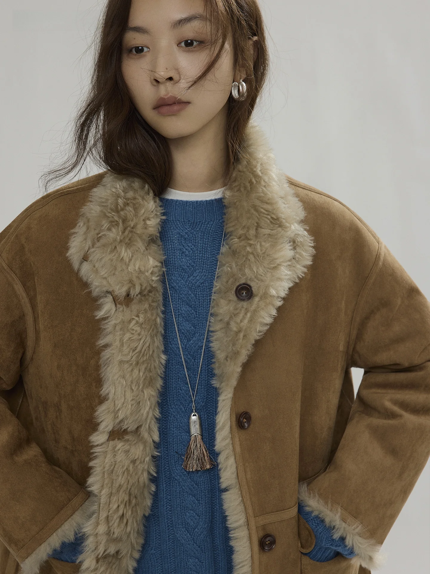 Jaqueta Feminina de Couro e Pele Dupla Face Elegante, Solta e Casual, Comprimento Médio, Fechamento por Botões, Poliéster