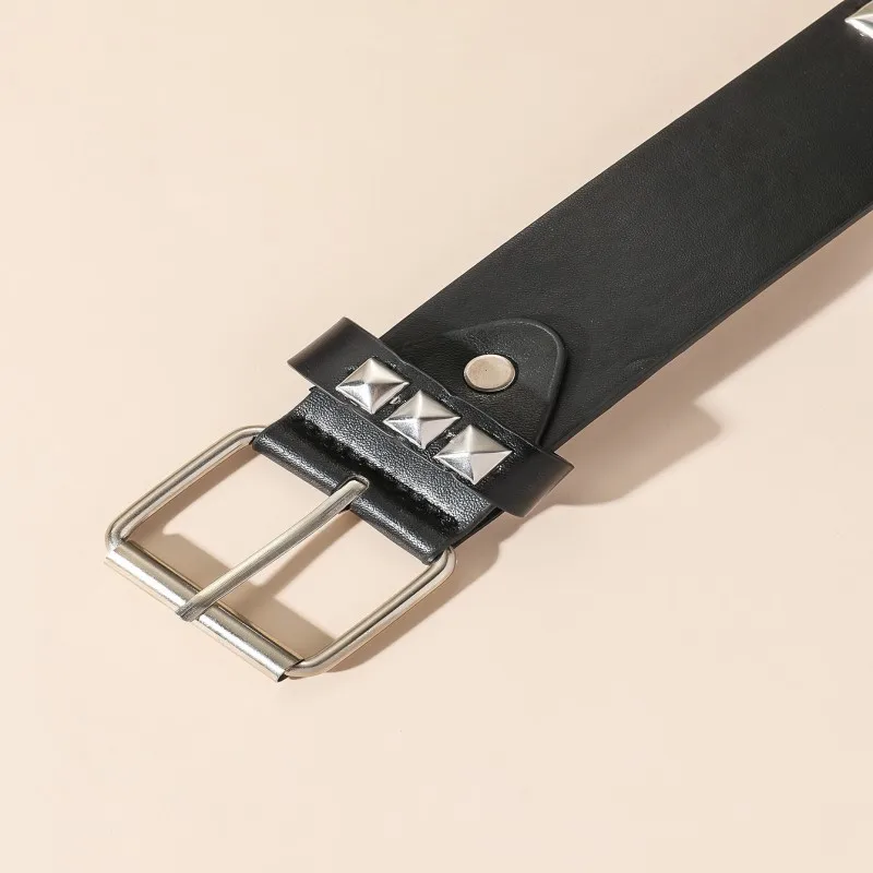 New vintage-style belt with square beads and rivets, metal pyramid-shaped belt. Unisex punk-style belt with five-bull design, su