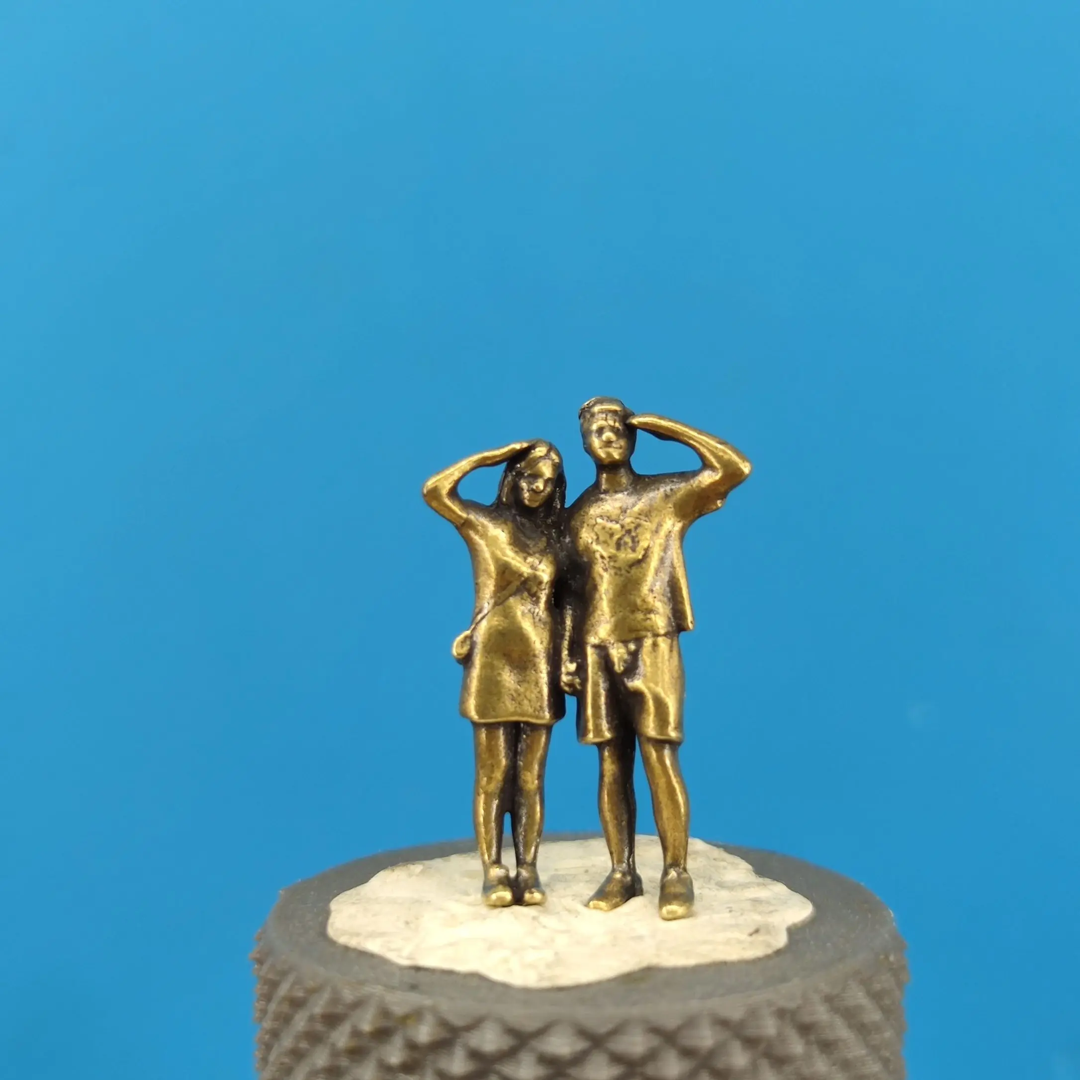 Brass miniature figurines 1/64 scale car model scene macro photography modern figures holding hands couple gazing model display