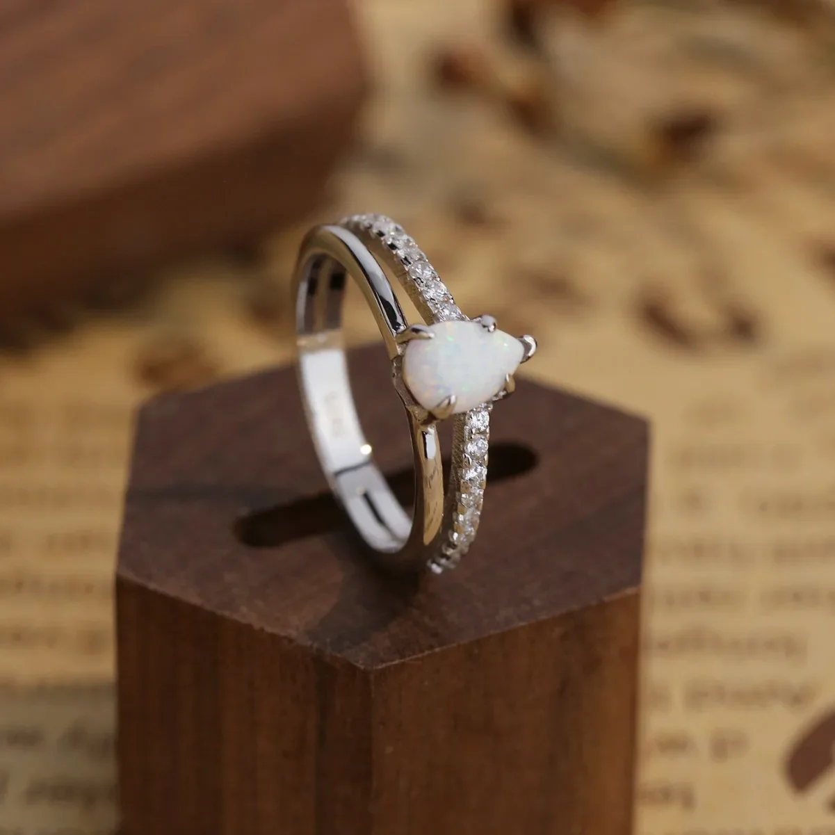 

Серебро S925, хит продаж, новое минималистское белое кольцо Aobao в форме капли воды, модное нишевое дизайнерское кольцо