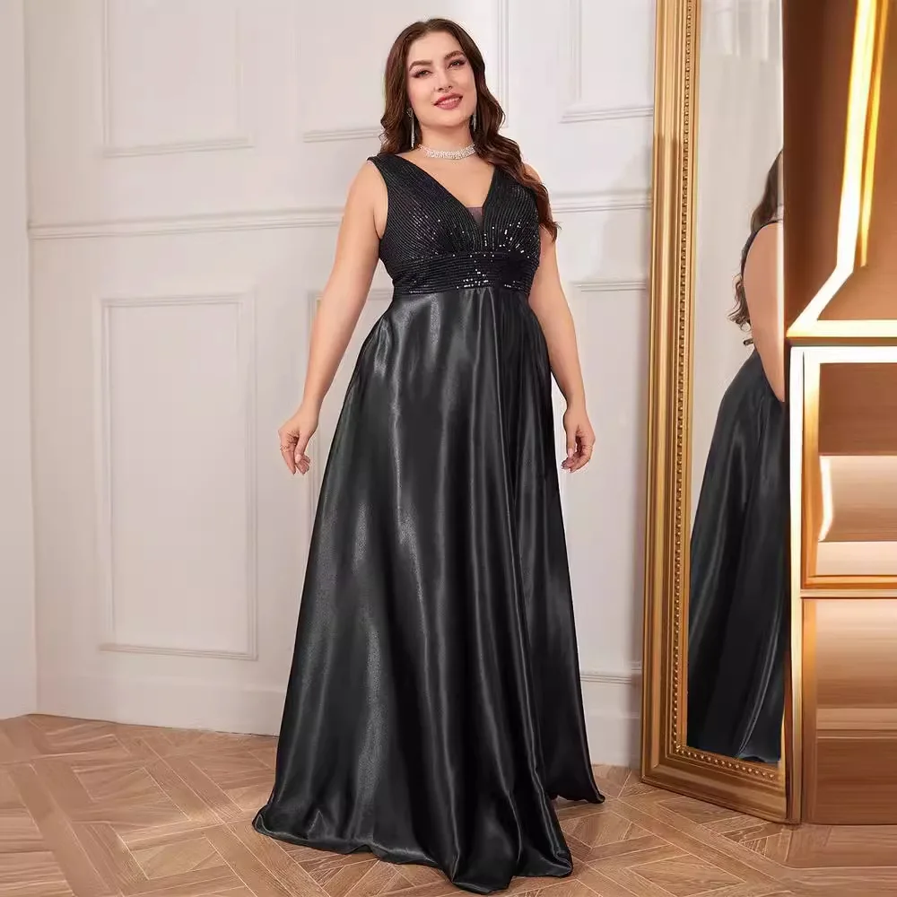 Abito lungo da sera taglie forti nero con scollo a V, senza maniche, interamente ricoperto di paillettes, in raso lucido, con vita impero e linea ad A, per la madre della sposa