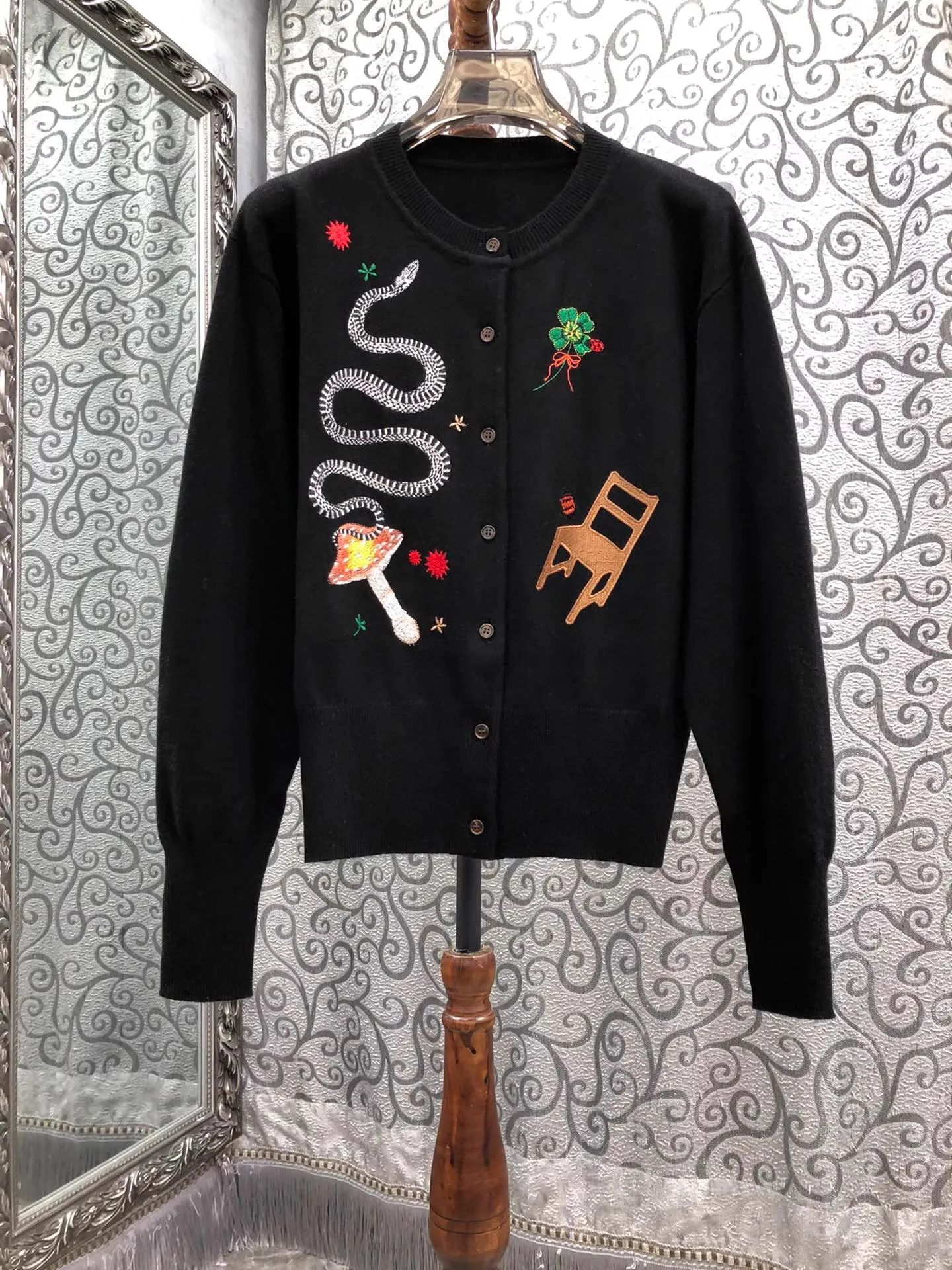 

Top Quality New Wool Knitted Cardigans Women Sexy Wild Animal Flower Embroidery Long Sleeve Khaki Black Sweater Cardigan Tops