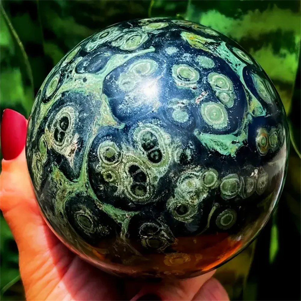 

1 шт., натуральная ручная полировка Kambaba Jasper Sphere с узором из павлиньих перьев - зеленый, синий и черный глянцевый каменный шар