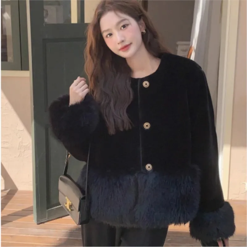 Un nuovo cappotto di pelliccia mista nera da donna patchwork in pile di lusso leggero e caldo addensato