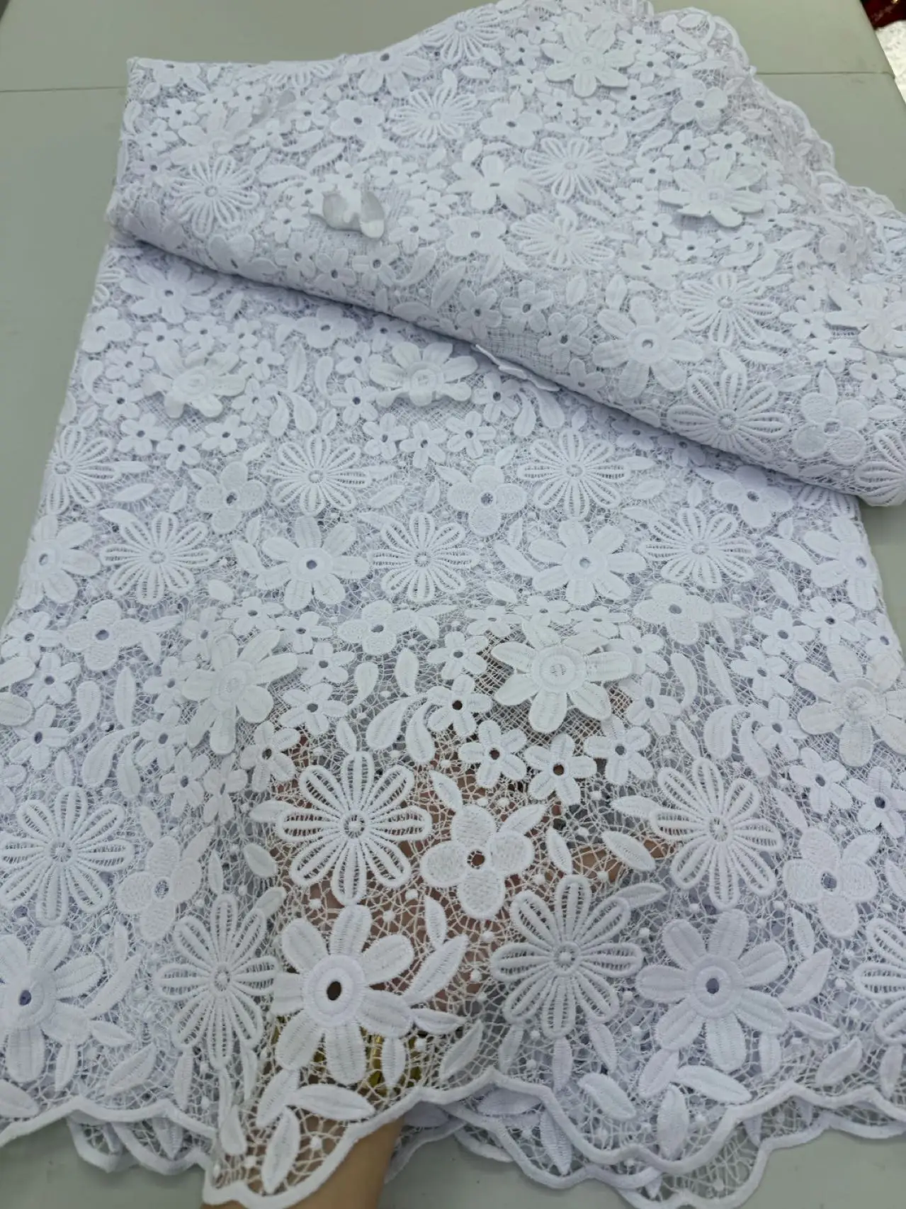 3D-gestickte Guipure-Cupion-Spitze, hautfreundlicher afrikanischer Kordelstoff, Naher Osten, Hochzeit, formelles Meerjungfrau-Damenkleid mit Applikationen