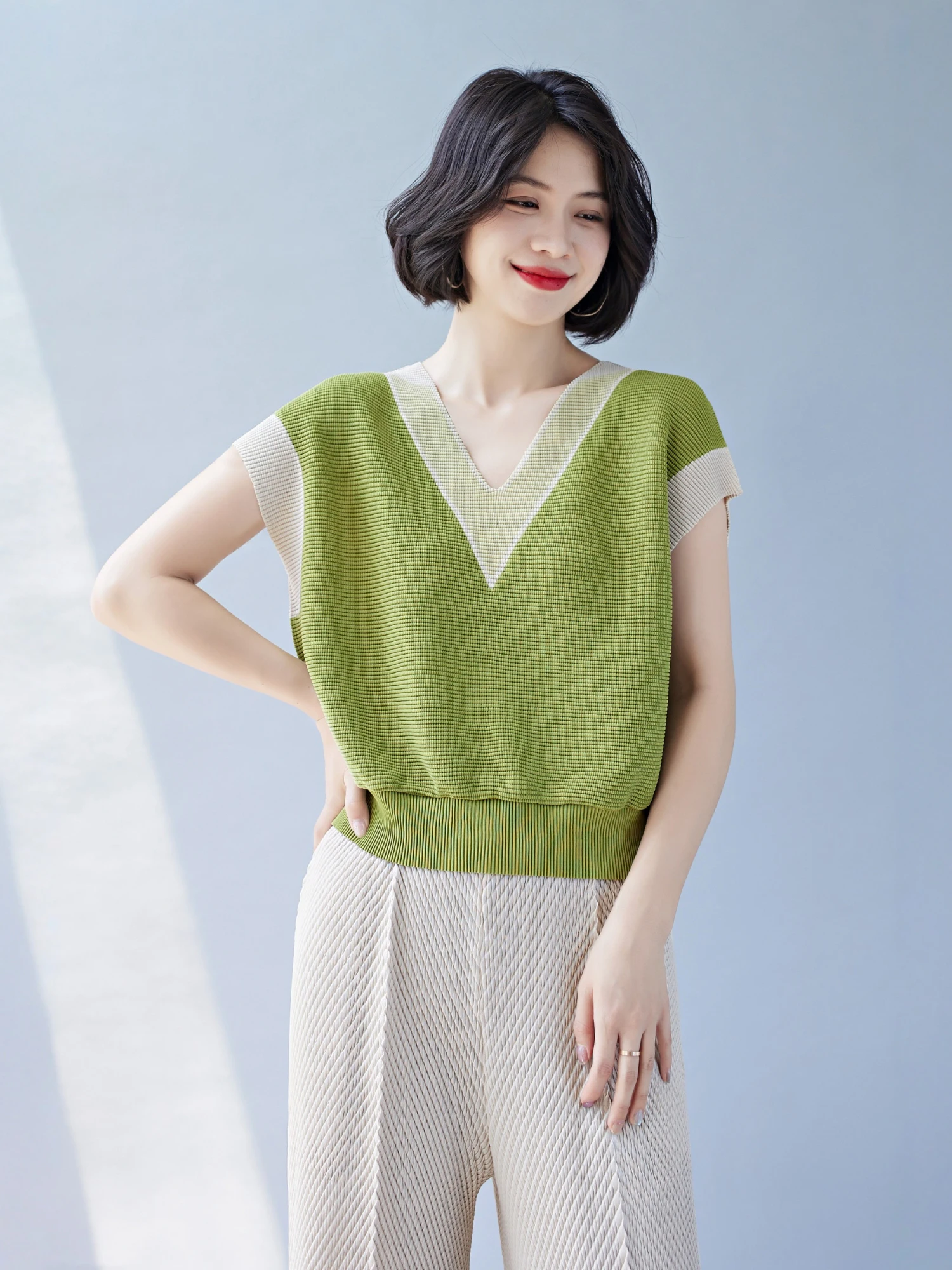 Loose Fit Short Sleeve V-Neck T-Shirt Women's Summer Casual Style Thin Material Ladies Top Design Sensation Casual Fashion