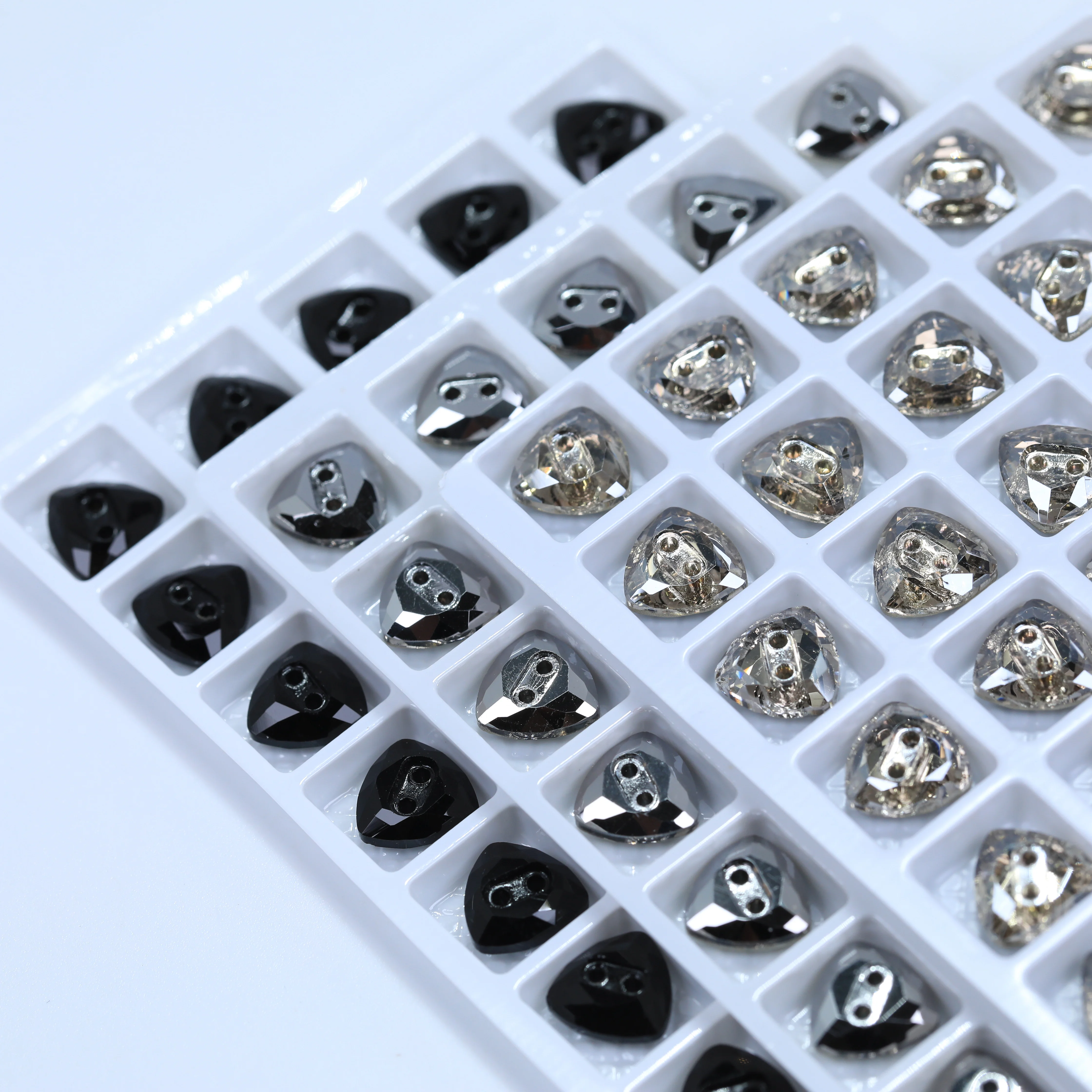 Glitzernde Glaskristall-Trilliant-Knöpfe im Steindesign zum Aufnähen, normale Farbe, glänzende Strasssteine, Bling-Dekorationen für Kleidung und Taschen – Detail 3