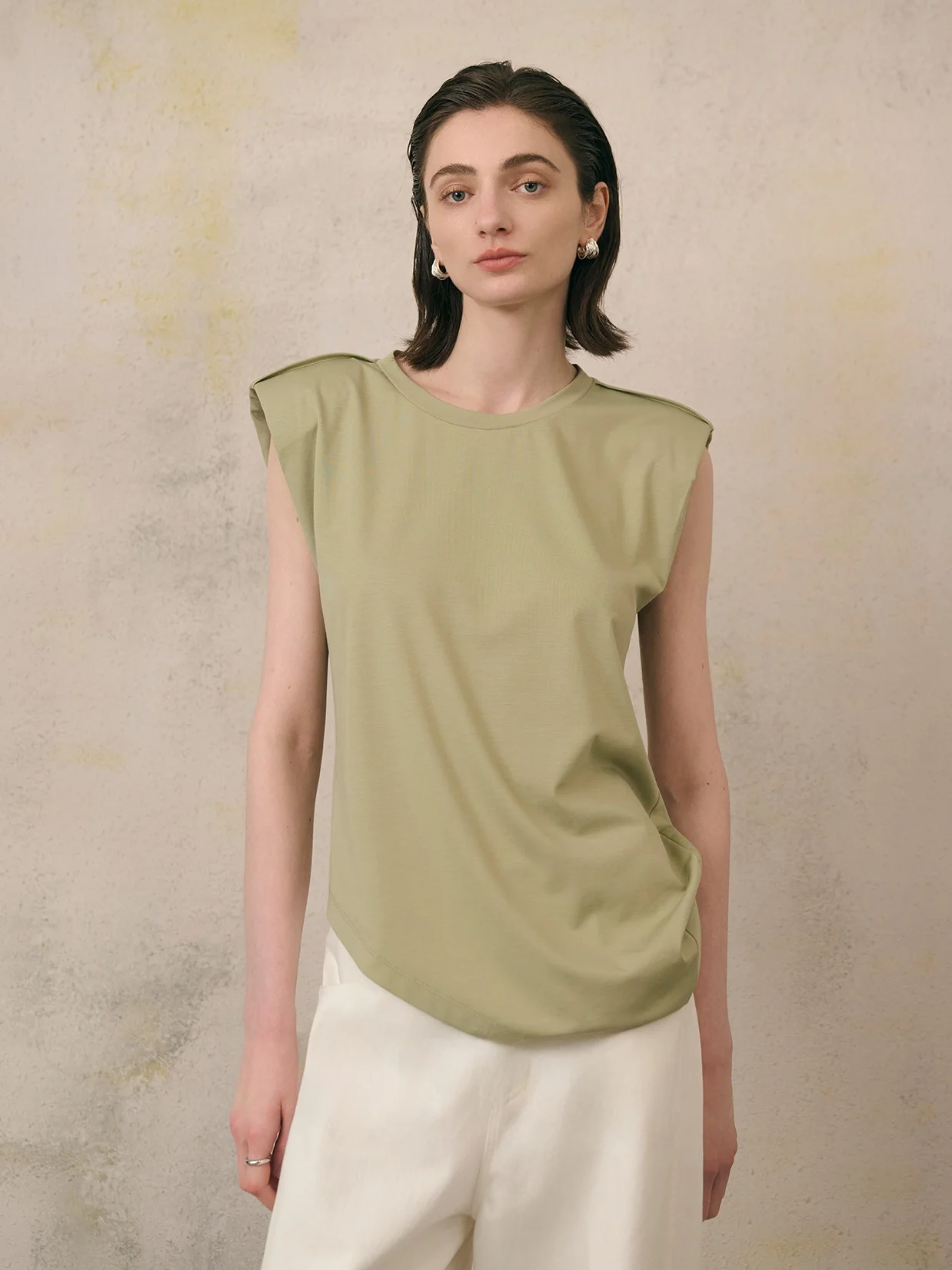

QFKQ Silk Blend T-irt Asymmetric oulder Pad Design Casual Commute Sle Svel Women's Top Summer Classic round Ne