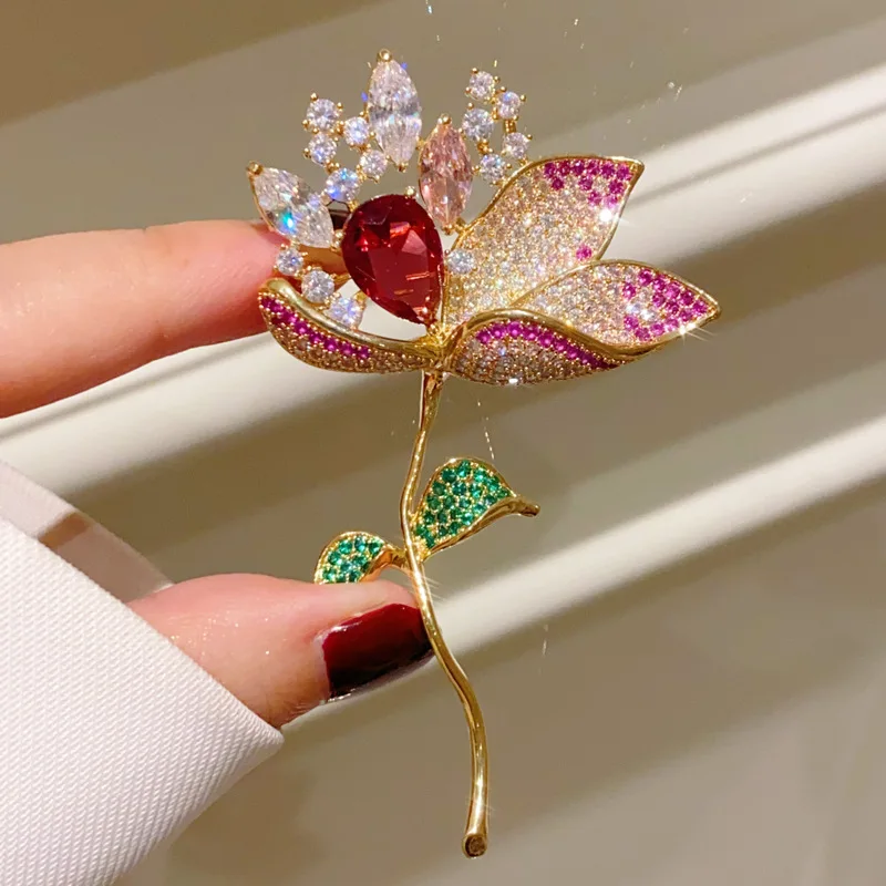 Spilla di loto atmosferica con zirconi di lusso di fascia alta Personalità alla moda Giacca Cardigan Accessori Pin Corpetto Moda femminile Broche