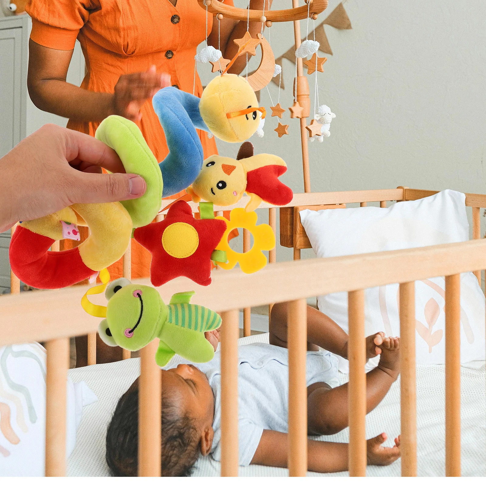 Entzückendes Caterpillar-Kinderwagenbett mit weichem Spiraldesign für die akustische und taktile Entwicklung von Babys