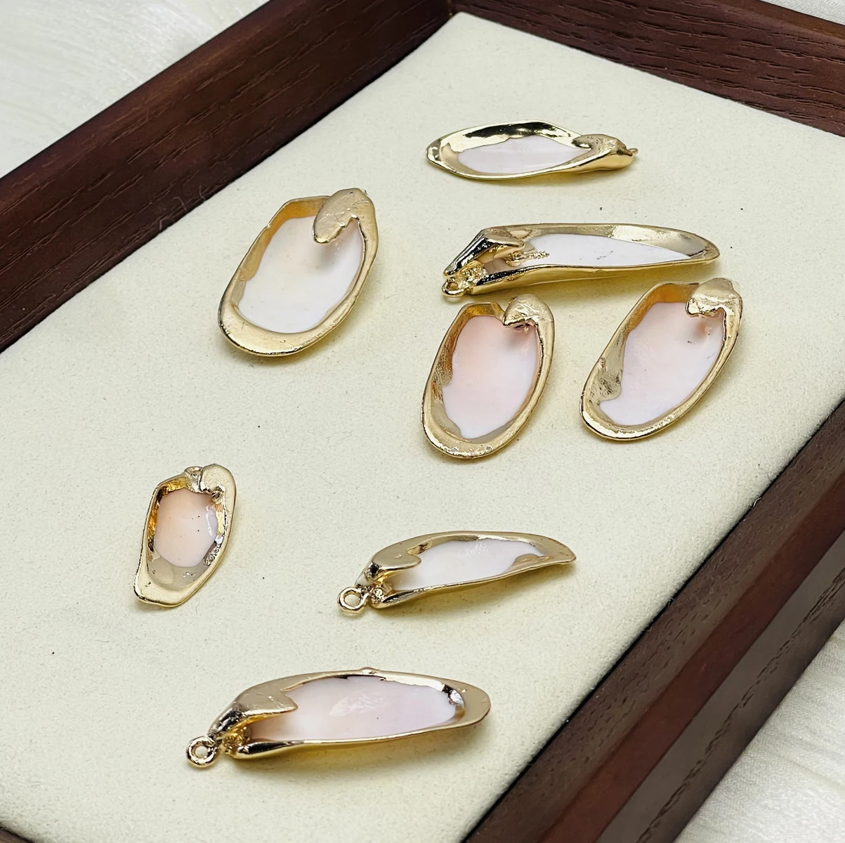 10 teile/paket Böhmischen Stil Natürliche Süßwasser Weiß Shell Charms für Schmuck Machen Liefert DIY Halskette Ohrringe Zubehör